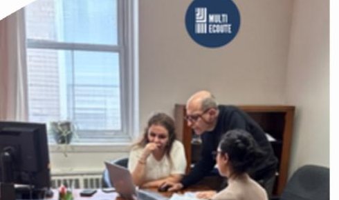 Une intervenante du Centre Multi-Écoute accompagne une personne dans ses démarches